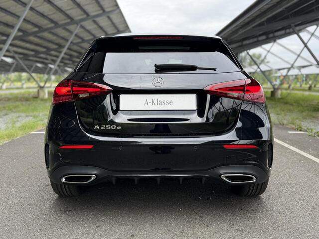 Mercedes-Benz A-KLASSE 250 e Business Solution AMG | Night | Panoramaschuifdak | Stoelverwarming | Sfeerverlichting | Achteruitrijcamera | MULTIBEAM LED |