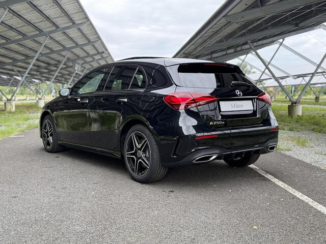 Mercedes-Benz A-KLASSE 250 e Business Solution AMG | Night | Panoramaschuifdak | Stoelverwarming | Sfeerverlichting | Achteruitrijcamera | MULTIBEAM LED |