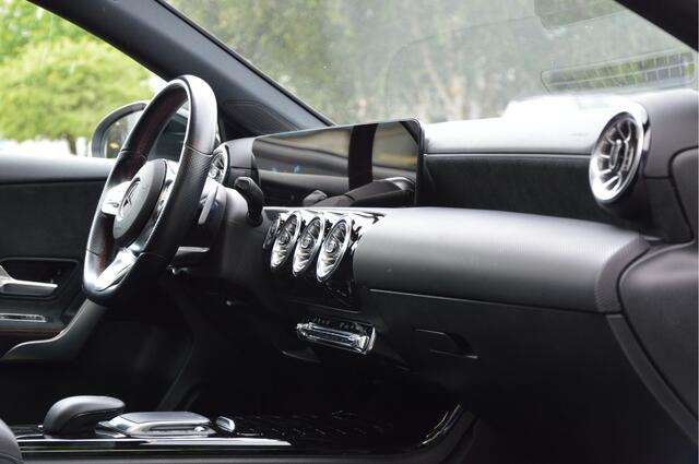 Mercedes-Benz A-KLASSE 250 AMG Line PANORAMADAK | SFEERVERLICHTING | NIGHT-PAKKET | KEYLESS | LED | CAMERA | ENZ
