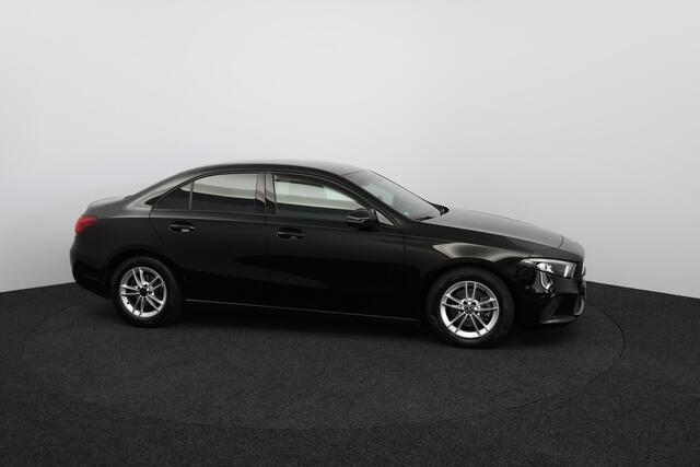 Mercedes-Benz A-KLASSE 180 Business Solution /AUTOMAAT! /LED Koplampen /Camera /DAB+! /Navi /Climat /Cruise /Elek. pakket /Bluetooth /Lane Assist /Regensensor /Extra getint glas /16"LMV /PDC V+A.