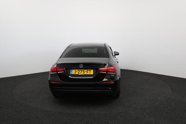 Mercedes-Benz A-KLASSE 180 Business Solution /AUTOMAAT! /LED Koplampen /Camera /DAB+! /Navi /Climat /Cruise /Elek. pakket /Bluetooth /Lane Assist /Regensensor /Extra getint glas /16"LMV /PDC V+A.
