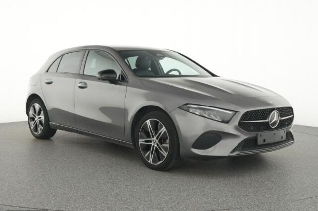Mercedes-Benz A-KLASSE 250 e Luxury Plug-In Hybride Night Pakket | 18 Inch Velgen | Parkeerpakket met 360°-camera | Memory Voorstoelen | Distronic | Dodehoekassistent. Inclusief 24 maanden Mercedes-Benz Certified garantie voor Europa.