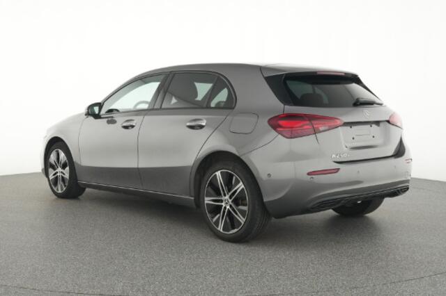 Mercedes-Benz A-KLASSE 250 e Luxury Plug-In Hybride Night Pakket | 18 Inch Velgen | Parkeerpakket met 360°-camera | Memory Voorstoelen | Distronic | Dodehoekassistent. Inclusief 24 maanden Mercedes-Benz Certified garantie voor Europa.