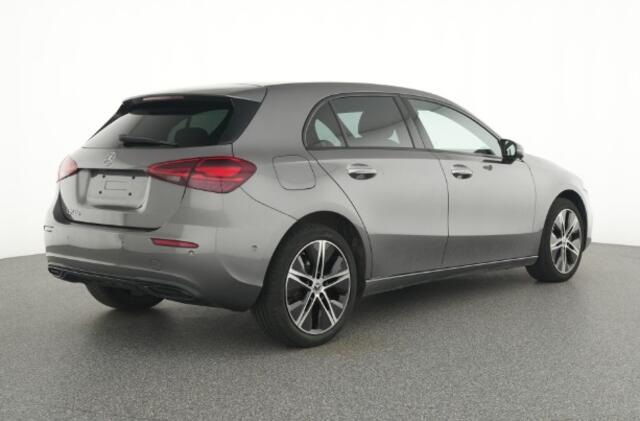 Mercedes-Benz A-KLASSE 250 e Luxury Plug-In Hybride Night Pakket | 18 Inch Velgen | Parkeerpakket met 360°-camera | Memory Voorstoelen | Distronic | Dodehoekassistent. Inclusief 24 maanden Mercedes-Benz Certified garantie voor Europa.