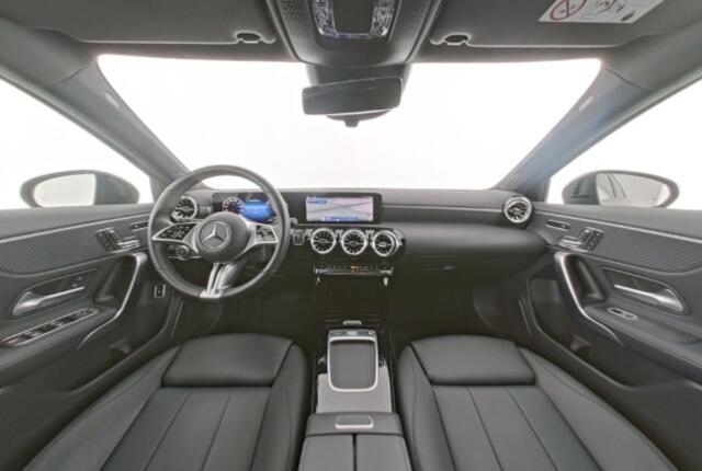Mercedes-Benz A-KLASSE 250 e Luxury Plug-In Hybride Night Pakket | 18 Inch Velgen | Parkeerpakket met 360°-camera | Memory Voorstoelen | Distronic | Dodehoekassistent. Inclusief 24 maanden Mercedes-Benz Certified garantie voor Europa.