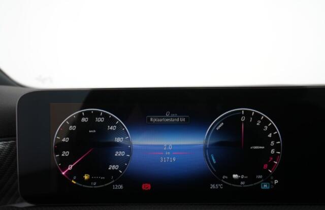 Mercedes-Benz A-KLASSE 250 e Luxury Plug-In Hybride Night Pakket | 18 Inch Velgen | Parkeerpakket met 360°-camera | Memory Voorstoelen | Distronic | Dodehoekassistent. Inclusief 24 maanden Mercedes-Benz Certified garantie voor Europa.