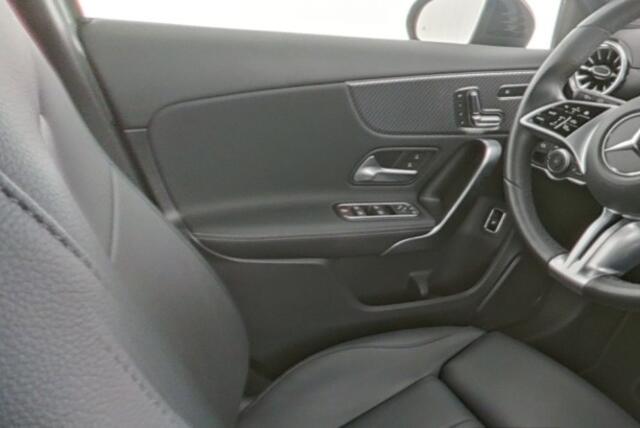 Mercedes-Benz A-KLASSE 250 e Luxury Plug-In Hybride Night Pakket | 18 Inch Velgen | Parkeerpakket met 360°-camera | Memory Voorstoelen | Distronic | Dodehoekassistent. Inclusief 24 maanden Mercedes-Benz Certified garantie voor Europa.