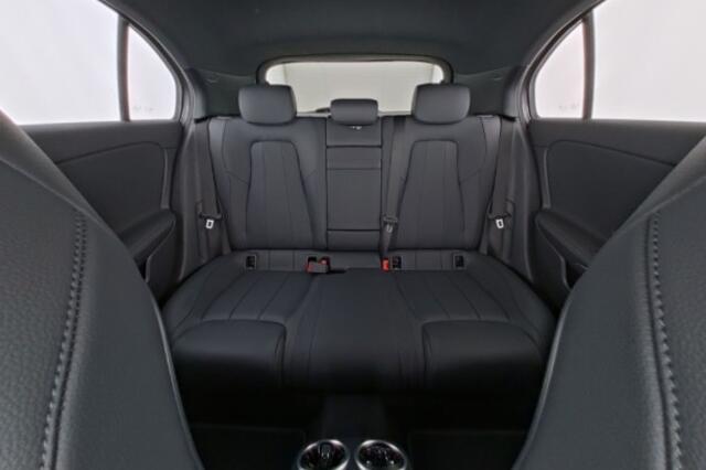 Mercedes-Benz A-KLASSE 250 e Luxury Plug-In Hybride Night Pakket | 18 Inch Velgen | Parkeerpakket met 360°-camera | Memory Voorstoelen | Distronic | Dodehoekassistent. Inclusief 24 maanden Mercedes-Benz Certified garantie voor Europa.