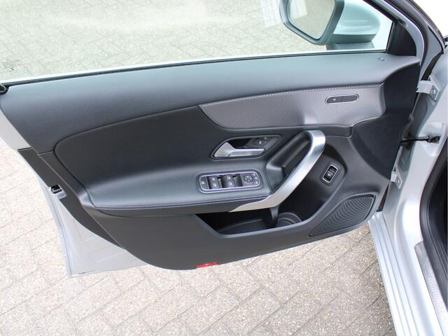 Mercedes-Benz A-KLASSE 200 Automaat 163PK Business Solution Luxury /NAVI/ACC/PDC/Camera/Leder/Lane assist/Stoelverwarming/Carplay/LED/NAP! 1e eig!