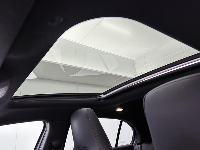 Mercedes-Benz A-KLASSE 250 e AMG Plug-In Hybride | AMG-Line interieur | AMG- Line Exterieur | Achteruitrijcamera | Panorama schuifkanteldak | Sfeerverlichting | Stoelverwarming | navigatie| 24 maanden Certified Mercedes-benz garantie