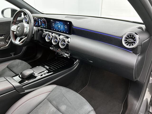 Mercedes-Benz A-KLASSE 250 e AMG Plug-In Hybride | AMG-Line interieur | AMG- Line Exterieur | Achteruitrijcamera | Panorama schuifkanteldak | Sfeerverlichting | Stoelverwarming | navigatie| 24 maanden Certified Mercedes-benz garantie