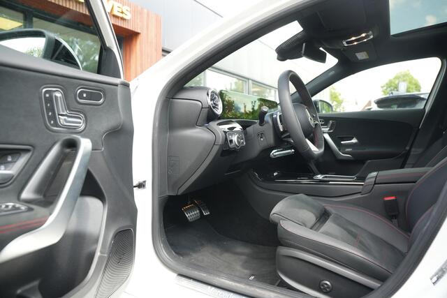 Mercedes-Benz A-KLASSE 250 4MATIC AMG Line Panoramadak Ambient Widescreen HeadUp AMG Pakket Keyless Memory Facelift