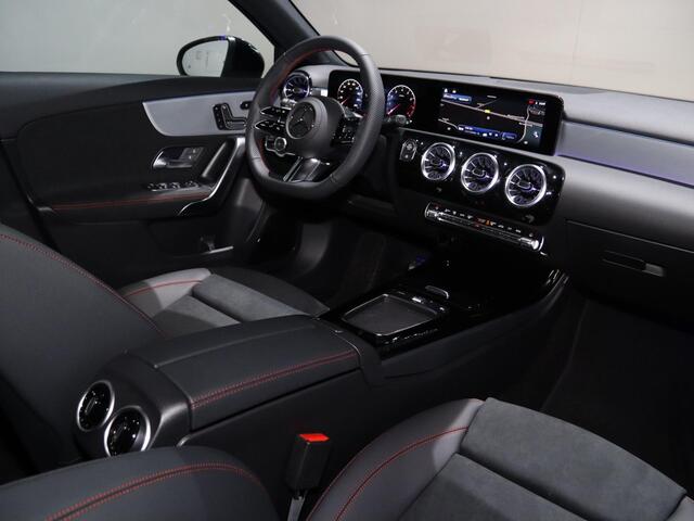 Mercedes-Benz A-KLASSE 180 Business Solution AMG | Panoramaschuifdak | Premium plus | Head-Up | Stoelverwarming | Achteruitrijcamera | MULTIBEAM LED |