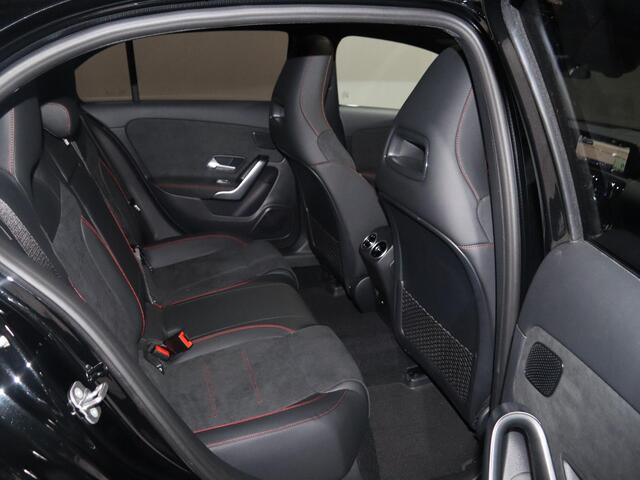 Mercedes-Benz A-KLASSE 180 Business Solution AMG | Panoramaschuifdak | Premium Plus | 19"AMG-velgen | Head-up display | Dodehoekassistent |