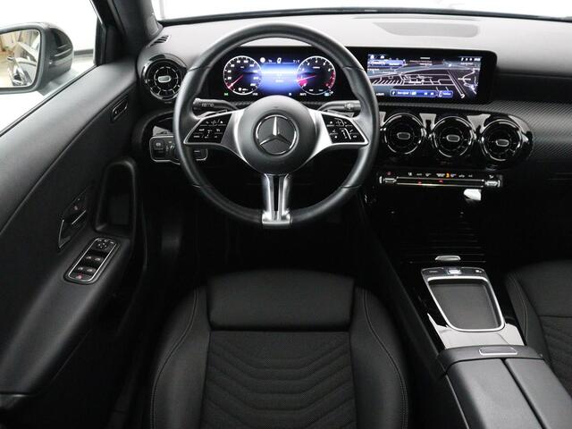 Mercedes-Benz A-KLASSE 180 Business Line | Half Leder | Stoelverwarming | Adaptive cruise | Camera | Park assist | Carplay | Climate control | Navigatie | DAB |