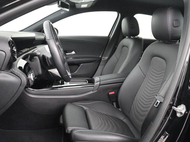 Mercedes-Benz A-KLASSE 180 Business Line | Half Leder | Stoelverwarming | Adaptive cruise | Camera | Park assist | Carplay | Climate control | Navigatie | DAB |