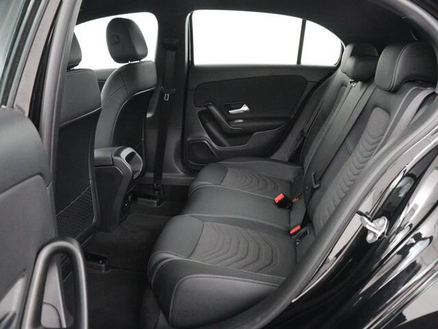 Mercedes-Benz A-KLASSE 180 Business Line | Half Leder | Stoelverwarming | Adaptive cruise | Camera | Park assist | Carplay | Climate control | Navigatie | DAB |