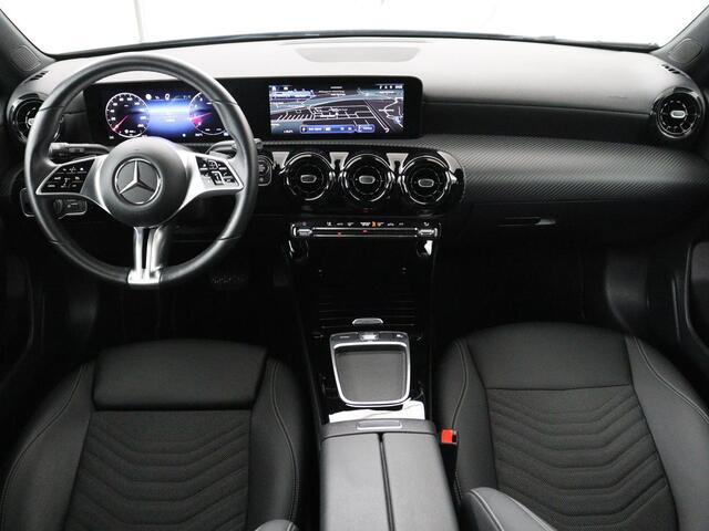 Mercedes-Benz A-KLASSE 180 Business Line | Half Leder | Stoelverwarming | Adaptive cruise | Camera | Park assist | Carplay | Climate control | Navigatie | DAB |