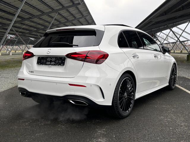 Mercedes-Benz A-KLASSE 180 Star Edition AMG Line | Night | Panoramadak | Multibeam LED | 19 Inch LM velgen | Sfeerverlichting |