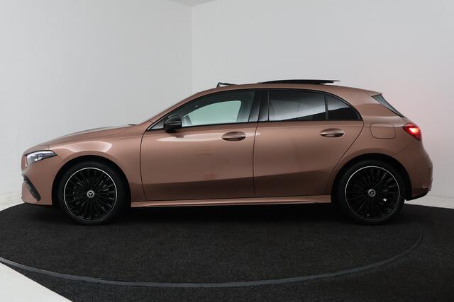 Mercedes-Benz A-KLASSE 250 e AMG Line (PANORAMADAK, STOELVERWARMING, SFEERVERLICHTING, PARKEERSENSOREN)