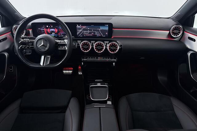Mercedes-Benz A-KLASSE 250 e AMG Line (PANORAMADAK, STOELVERWARMING, SFEERVERLICHTING, PARKEERSENSOREN)
