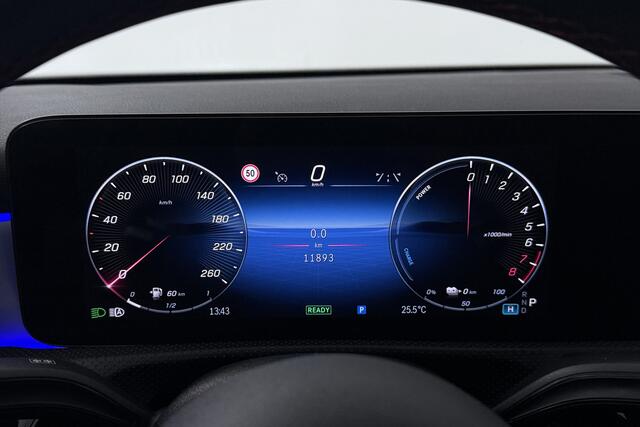 Mercedes-Benz A-KLASSE 250 e AMG Line (PANORAMADAK, STOELVERWARMING, SFEERVERLICHTING, PARKEERSENSOREN)
