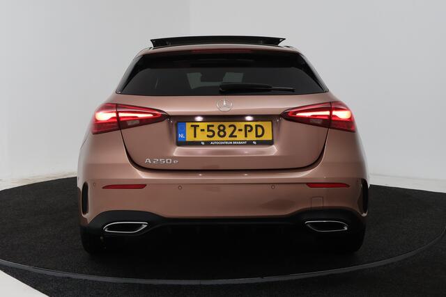 Mercedes-Benz A-KLASSE 250 e AMG Line (PANORAMADAK, STOELVERWARMING, SFEERVERLICHTING, PARKEERSENSOREN)