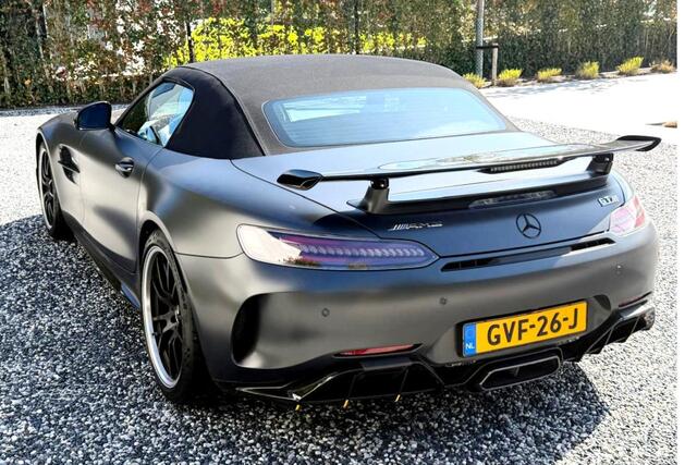 Mercedes-Benz AMG-GT R Roadster 430kW/585pk DKG7 1/750! DISTRONIC PLUS + VIRTUAL COCKPIT + BURMESTER 3D SOUND + CAMERA + BLIS + + STOELVERWARMING + AIRSCARF + MBUX NAVIGATIE + ACHTERASBESTURING + HOMELINK + PARKSENSOREN + 19"/20" LM-VELGEN!