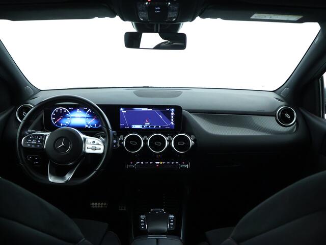 Mercedes-Benz B-KLASSE 180 Business Solution AMG | Stoelverwarming | Car Play | Parkeerpakket met Camera | DAB | LED | Inclusief 24 maanden Mercedes-Benz Certified garantie voor Europa.