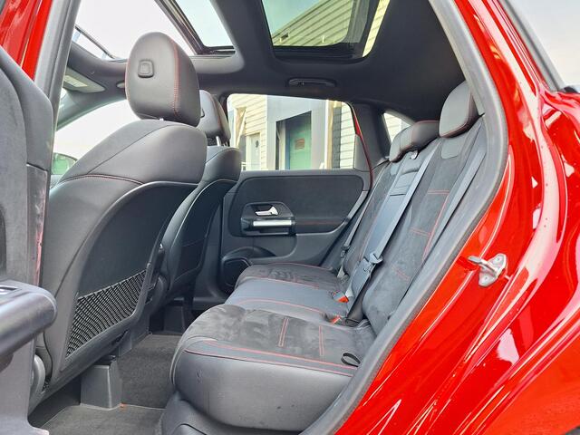 Mercedes-Benz B-KLASSE 180 AMG | Panoramadak | Achteruitrijcamera | Night pakket | Elektrische achterklep