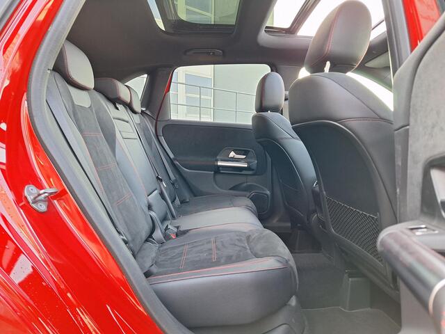 Mercedes-Benz B-KLASSE 180 AMG | Panoramadak | Achteruitrijcamera | Night pakket | Elektrische achterklep