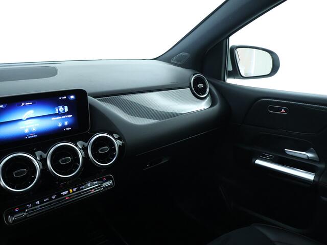 Mercedes-Benz B-KLASSE 180 Business Solution AMG | Apple Carplay/Android Auto | Elektrisch Glazen Panorama Dak | AMG Line | Inclusief 24 maanden MB Certified garantie voor Europa.