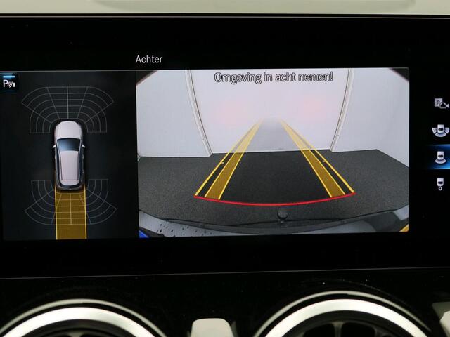Mercedes-Benz B-KLASSE 180 AMG Nightpakket | Trekhaak | Panoramadak | Sfeerverlichting | Memory | Keyless Go | Dode Hoek Ass | Inclusief 24 maanden Mercedes-Benz Certified garantie voor Europa.