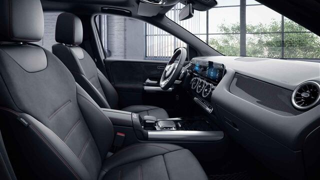 Mercedes-Benz B-KLASSE 180 Business Solution AMG | Panoramadak | Widescreen | Trekhaak | Stoelverwarming | Achteruitrijcamera |