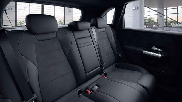 Mercedes-Benz B-KLASSE 180 Business Solution AMG | Panoramadak | Widescreen | Trekhaak | Stoelverwarming | Achteruitrijcamera |