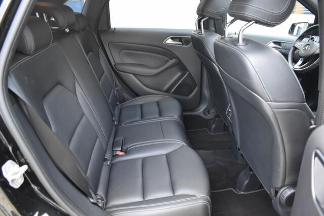 Mercedes-Benz B-KLASSE 180 AMG-Line | Panoramadak | Carplay | Leder | Camera