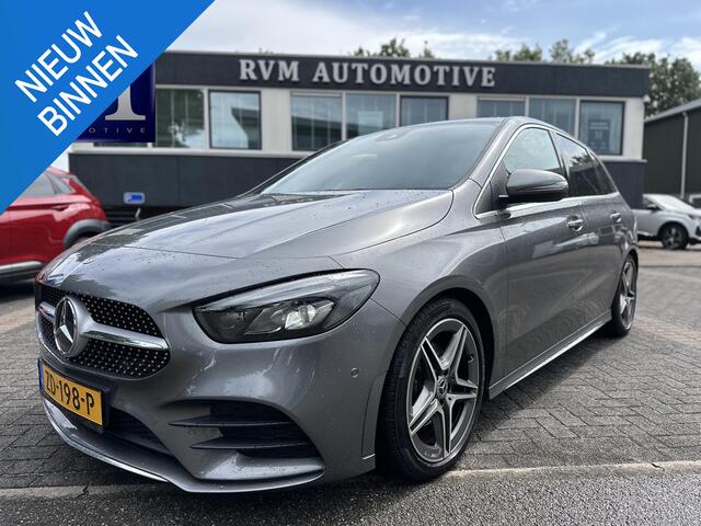 Mercedes-Benz B-KLASSE 180 Business Solution AMG ORIGINEEL NL AUTO MET NAP | ELEKTRISCHE ACHTERKLEP | STOELVERWARMING | TREKHAAK | CAMERA | UNIEKE KM-STAND | RIJKLAAR GELEVERD MET 12 MND BOVAG GARANTIE TIE