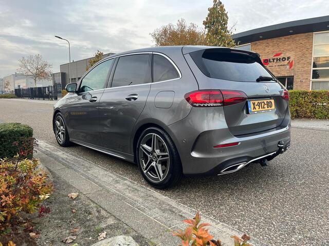 Mercedes-Benz B-KLASSE 200 Business Solution AMG | 360° Camera | Trekhaak | Adaptive Cruise Control | Elektrische achterklep | Alcantara/Leder | Elektrisch verstelbare stoelen