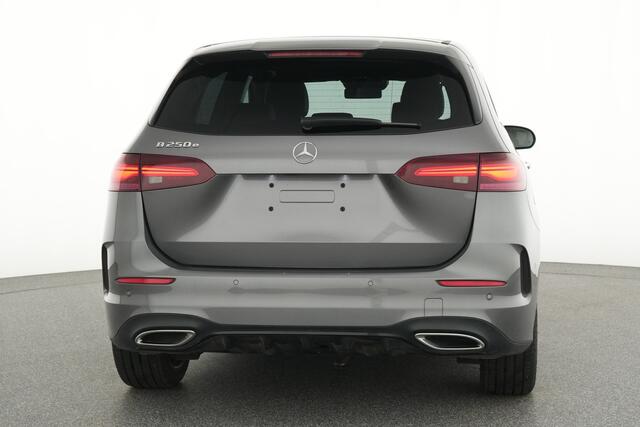 Mercedes-Benz B-KLASSE 250 e AMG Plug-In Hybride AMG Line | Night Pakket | Panorama Schuif-Kanteldak | Distronic | 360° camera | Multi beam Ledkoplampen. Inclusief 24 maanden MB Certified garantie voor Europa.
