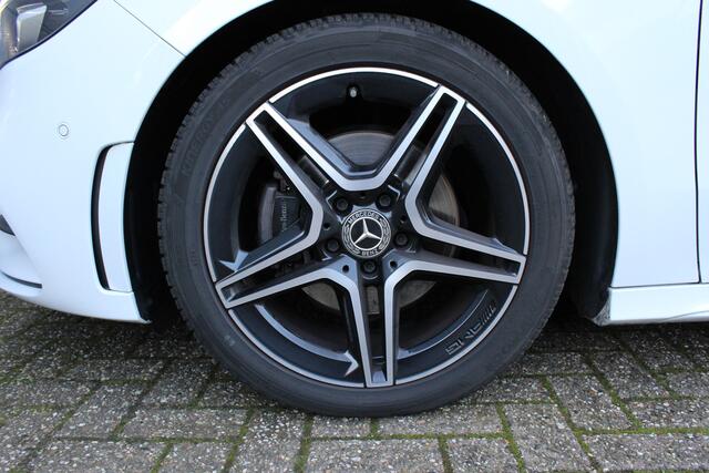 Mercedes-Benz B-KLASSE 200 Business Solution AMG | Panoramadak | Trekhaak | Camera | Stoelverwarming | CarPlay