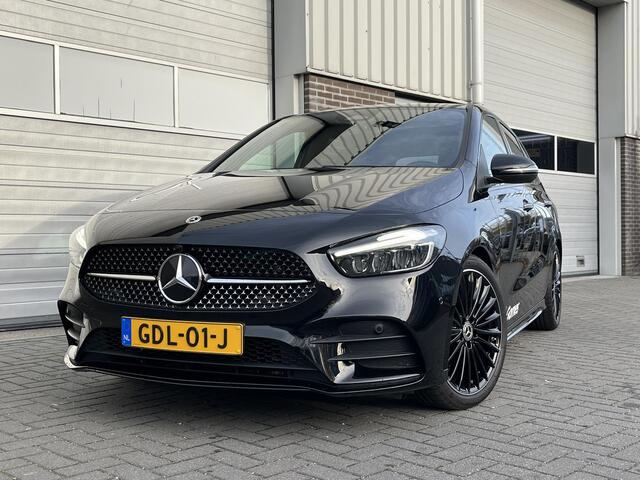 Mercedes-Benz B-KLASSE 180 AMG Line | Night Pakket | Panoramadak | Dodehoekassistent | Advanced Sound System | Augmented Reality voor Navigatie | Sfeerverlichting | Stoelverwarming | Apple CarPlay | Android Auto | Sierdelen Aluminium | Elektrische Achterklep | Achteruitrijcame