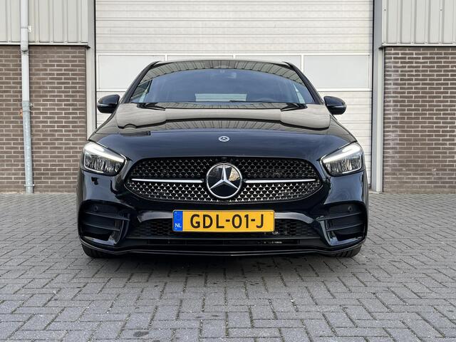 Mercedes-Benz B-KLASSE 180 AMG Line | Night Pakket | Panoramadak | Dodehoekassistent | Advanced Sound System | Augmented Reality voor Navigatie | Sfeerverlichting | Stoelverwarming | Apple CarPlay | Android Auto | Sierdelen Aluminium | Elektrische Achterklep | Achteruitrijcame
