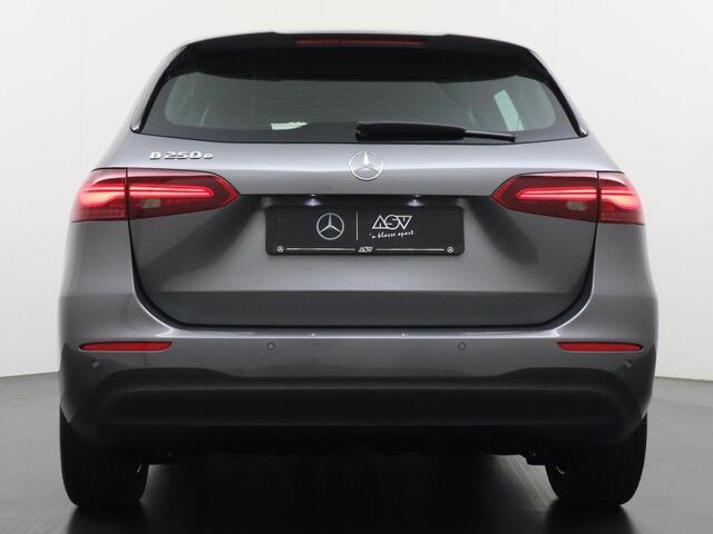 Mercedes-Benz B-KLASSE 250 e Business Solution | Achteruitrijcamera | DAB+ Radio | Distronic Cruise Control | Trekhaak Wegklapbaar | Stoelverwarming Voorin | 17" Lichtmetalen Velgen