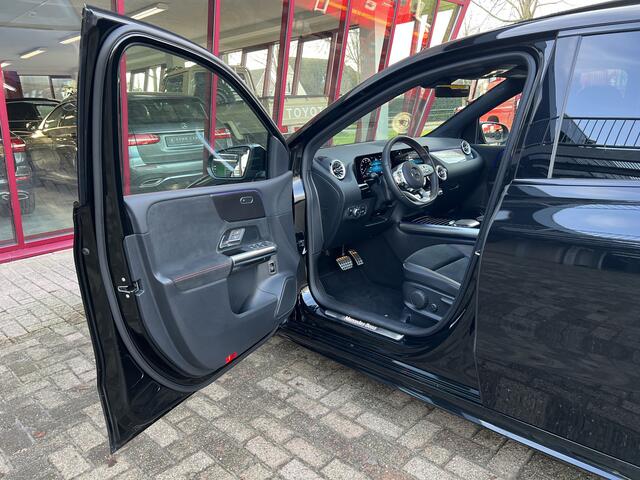 Mercedes-Benz B-KLASSE 180 AMG Line | Pano | ACC | Sfeerverlichting | Stoelverwarming |