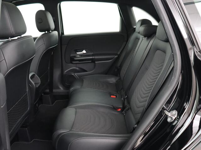 Mercedes-Benz B-KLASSE 180 Business Solution | Panoramadak | Stoelverwarming | Carplay | Camera | Half leder | Navigatie | Park Assist | Keyless | Widescreen | Full LED