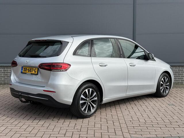 Mercedes-Benz B-KLASSE 180 Business Solution Automaat / Dealer Onderhouden / 1e Eigenaar / Trekhaak / Navigatie / Stoelverwarming / Climate Control /