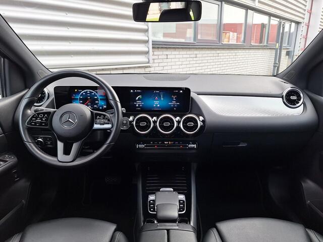 Mercedes-Benz B-KLASSE 180 Advantage | Automaat | Trekhaak | Achteruitrijcamera | Spoorassistent | LED verlichting | Elektrische achterklep