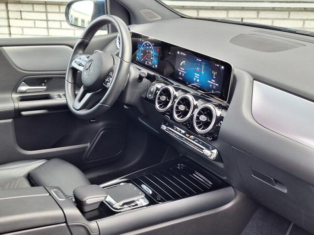 Mercedes-Benz B-KLASSE 180 Advantage | Automaat | Trekhaak | Achteruitrijcamera | Spoorassistent | LED verlichting | Elektrische achterklep