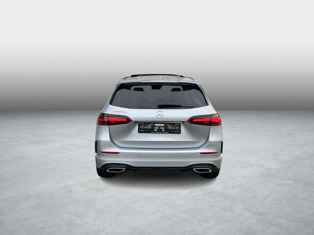 Mercedes-Benz B-KLASSE 250 e Business Solution AMG | Night Pakket | Panoramadak | Trekhaak | DISTRONIC Afstandsassistent | Dodehoekassistent | MULTIBEAM LED Koplampen | Stoelverwarming | Sfeerverlichting | Apple CarPlay | Android Auto | Sierdelen Lindehout Zwart | Elektrische A