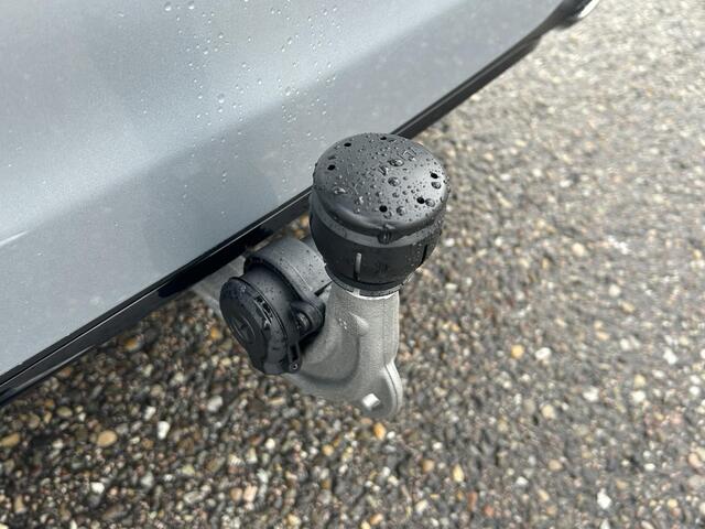 Mercedes-Benz B-KLASSE 250 e Business Solution AMG | Night Pakket | Panoramadak | Trekhaak | DISTRONIC Afstandsassistent | Dodehoekassistent | MULTIBEAM LED Koplampen | Stoelverwarming | Sfeerverlichting | Apple CarPlay | Android Auto | Sierdelen Lindehout Zwart | Elektrische A